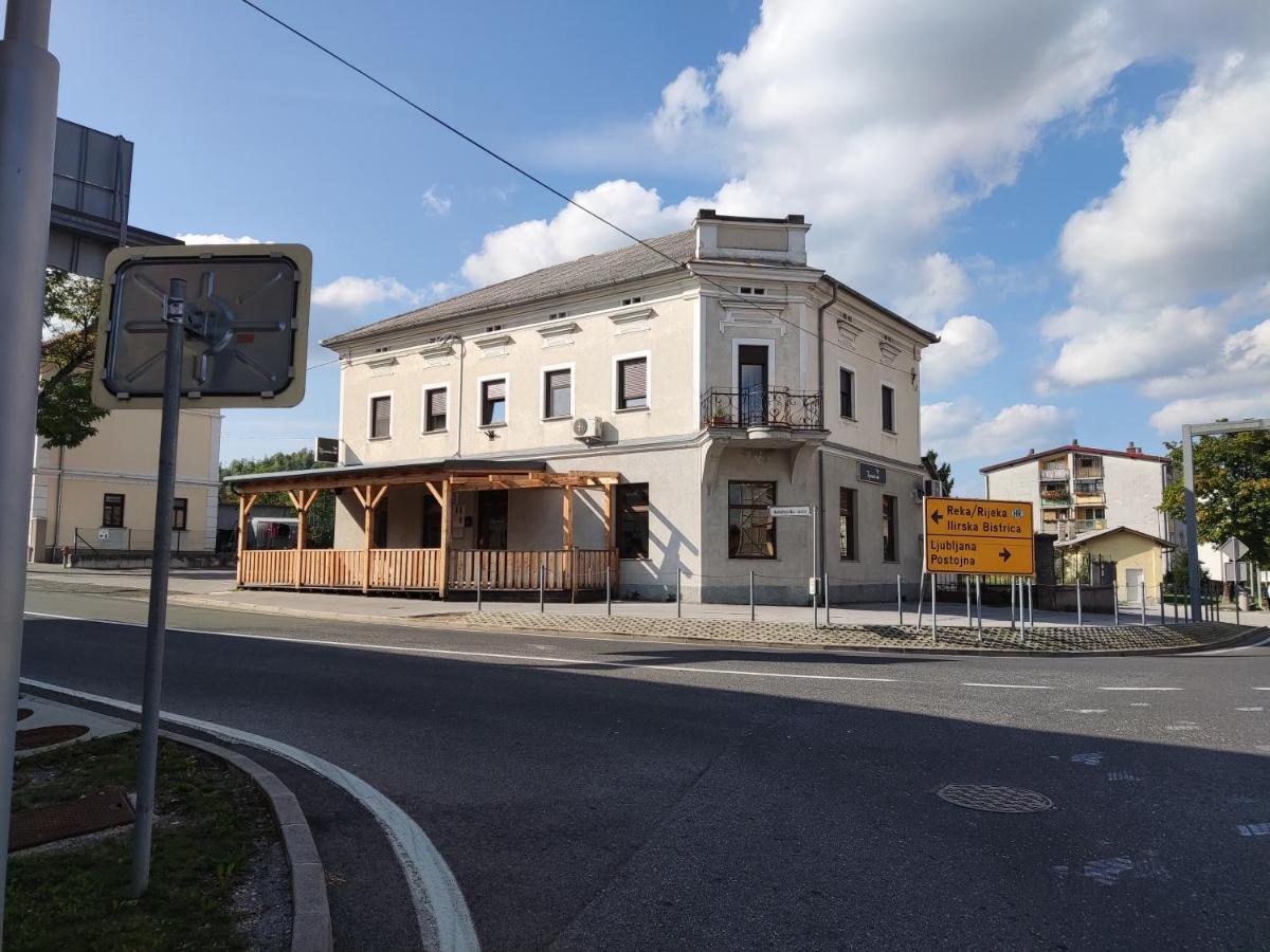 Family Hostel Пивка Екстериор снимка
